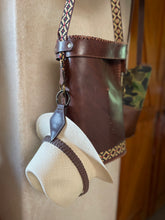 Cargar imagen en el visor de la galería, Clip rombo café

